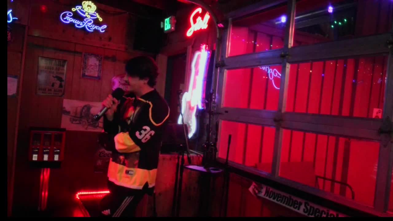 Live Sunday and Wednesday 8-12 Morrison Holiday Bar  on 26-Nov-25-20:06:32